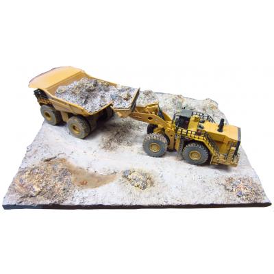 Diecast Masters 85762 - Cat 797 Truck + CAT 994K Loader & Diorama Weathered Series - Scale 1:50
