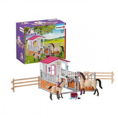 Schleich 42369 – Horse Stall with Horses and Groom 
