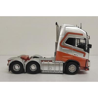 Tekno 83119 - Volvo FH04 Globetrotter XL 6x4 Truck Down Uhder Silver / Red - Scale 1:50
