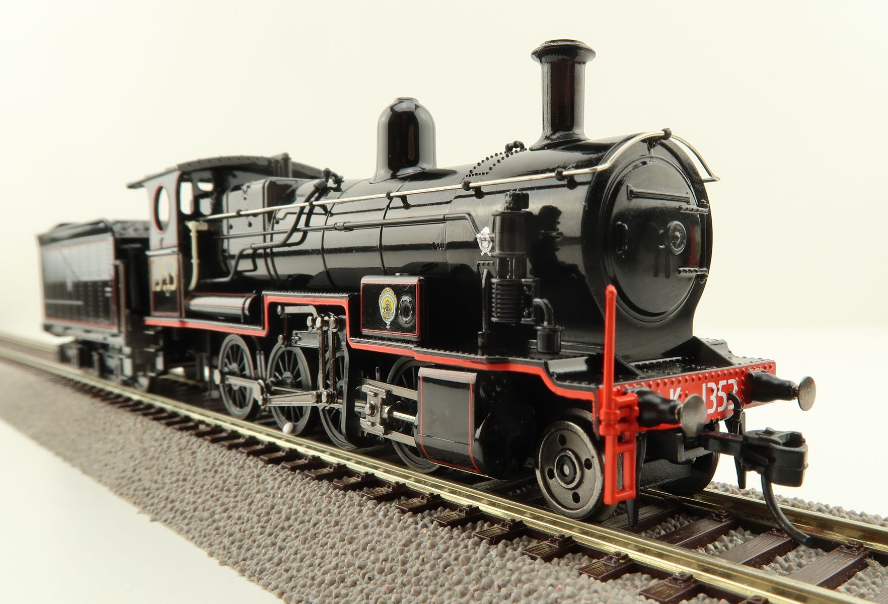 Product Image - Australian Railway Models 87050 NSWGR D55 K Class 2-8-0 Consolidation Steam Locomotive - 1:87