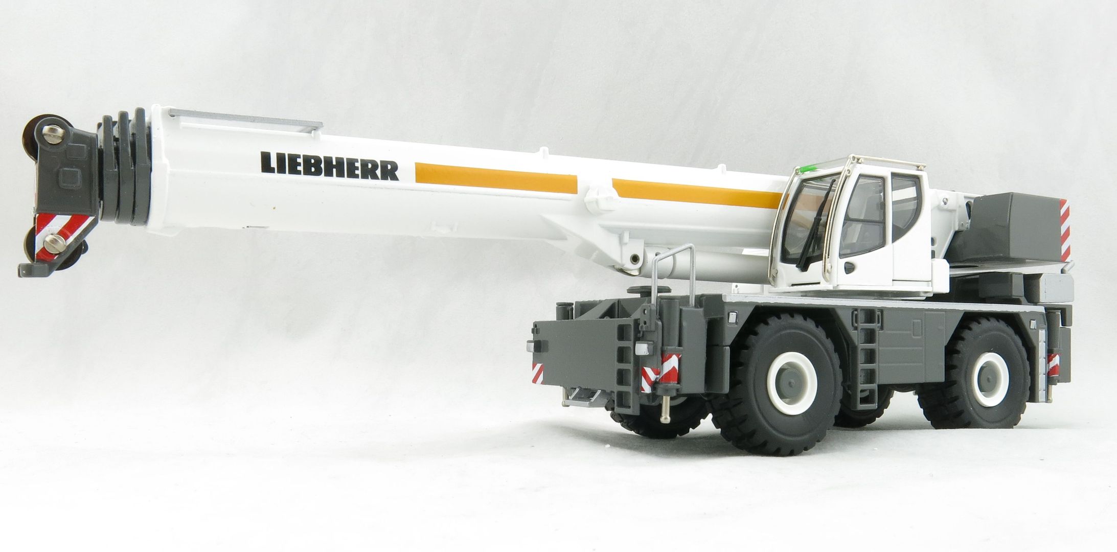 Product Image - Conrad 2118/0 Liebherr LRT 1100 2.1 2 axle Rough Terrain Mobile Telescopic Crane - Scale 1:50