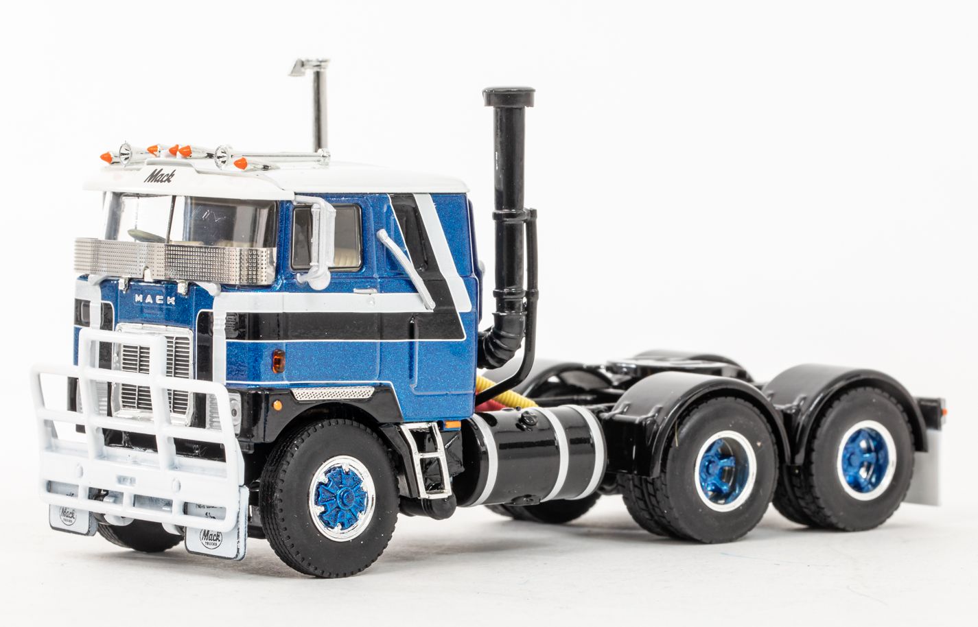 Drake Z01505 Australian Mack F700 6x4 Prime Mover Bentaxle Bob