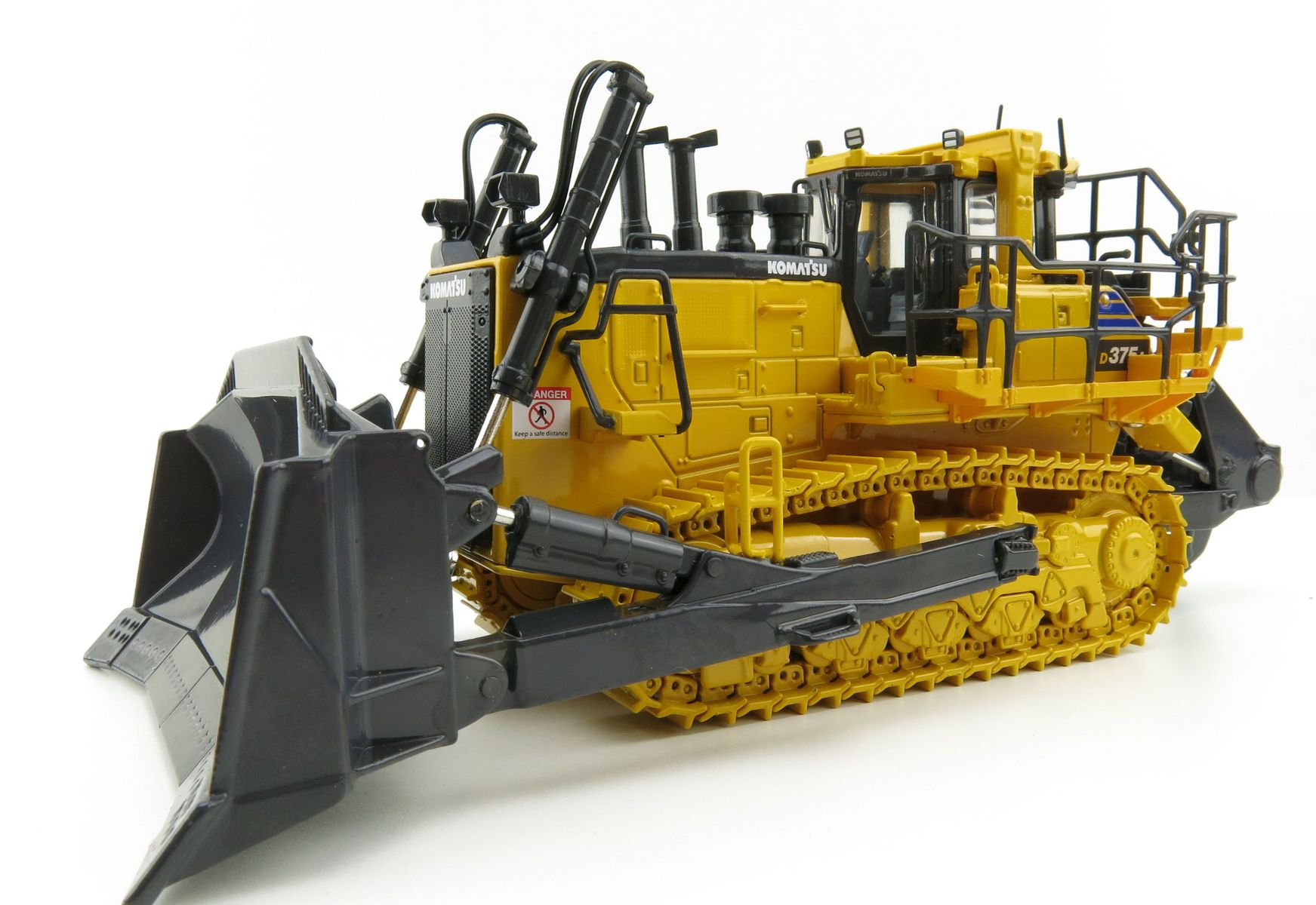 Product Image - First Gear 50-3426 Komatsu D375A-8 Crawler Dozer with Ripper Scale 1:50 