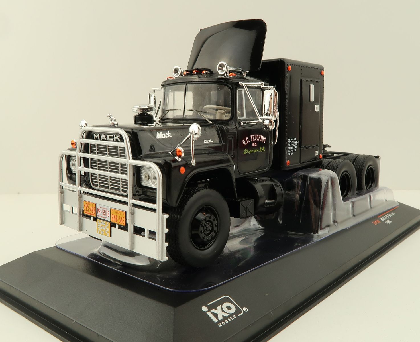 Product Image - IXO - Mack R-Series 6x4 Prime Mover R.D. Trucking Rubber Ducky Movie Convoy - Scale 1:43