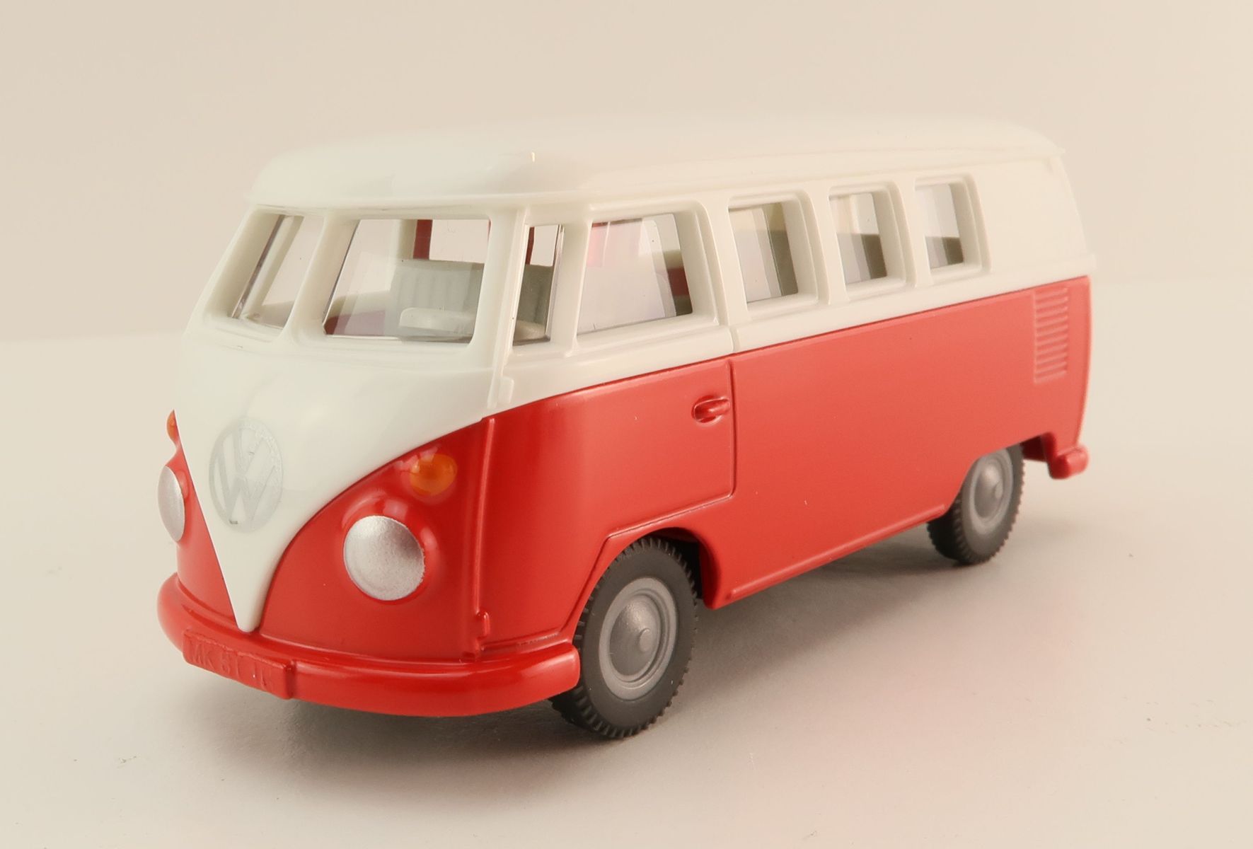 Product Image - Siku 2361 - Volkswagen VW T1 Transporter Bus White Red - Scale 1:50