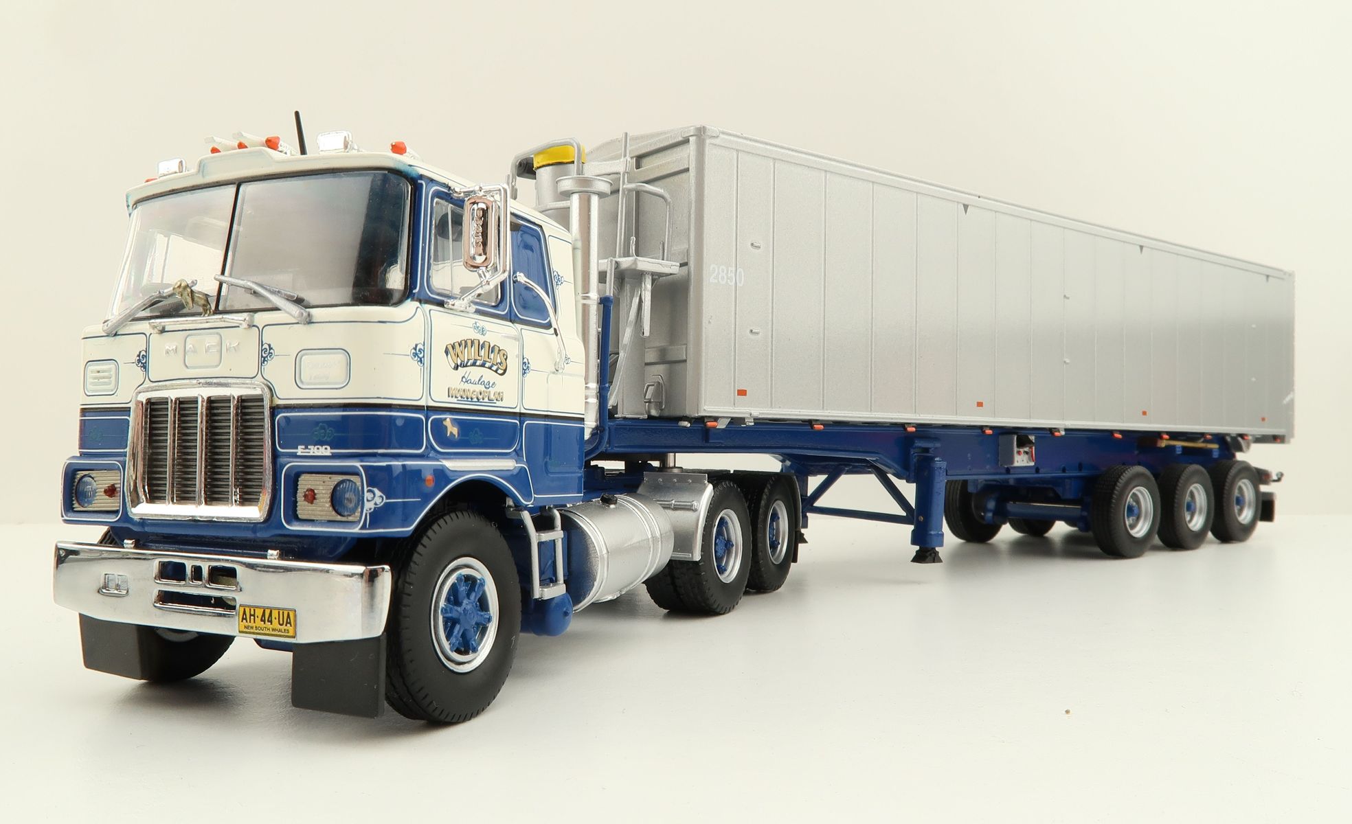 Product Image - Tekno 73945 Australian Mack F700 6x4 Prime Mover with Tipper - Willis Haulage - Scale 1:50