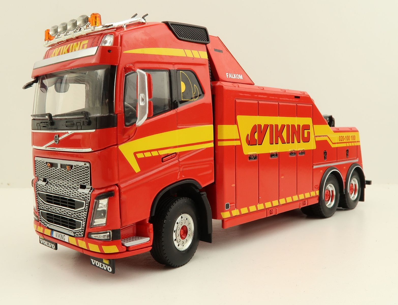 Product Image - WSI 01-3708 Volvo FH4 Globetrotter 6x2 Falkom Wrecker Truck - Viking - Scale 1:50