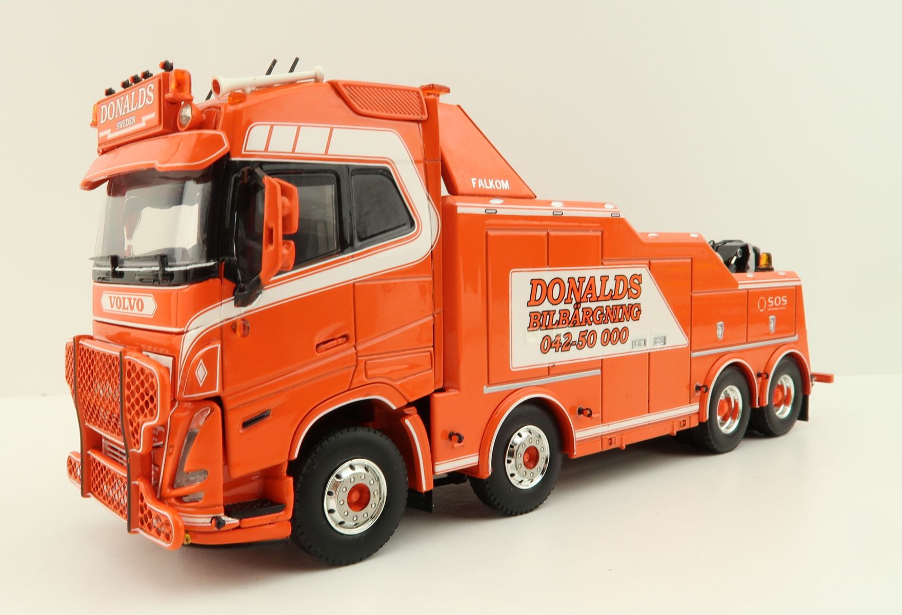 Product Image - WSI 01-3872 Volvo FH5 Globetrotter XL 8x4 Falkom Wrecker Truck - Donald's Bilbargning - Scale 1:50