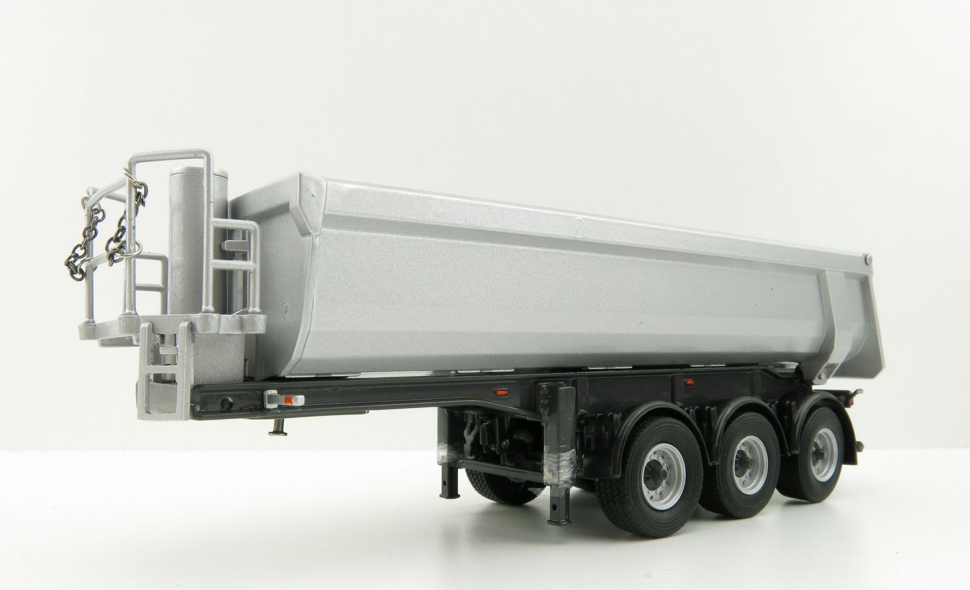 Product Image - WSI 03-2000 - Langendorf Halfpipe 3 axle Tipper Trailer - Scale 1:50